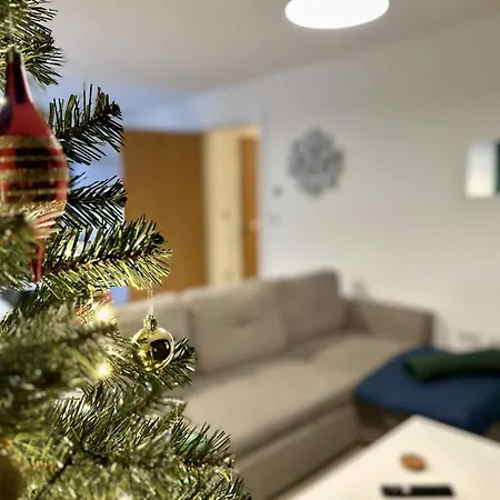 Stylish 2-bed Apartment, Sleeps 6, Free Parking *