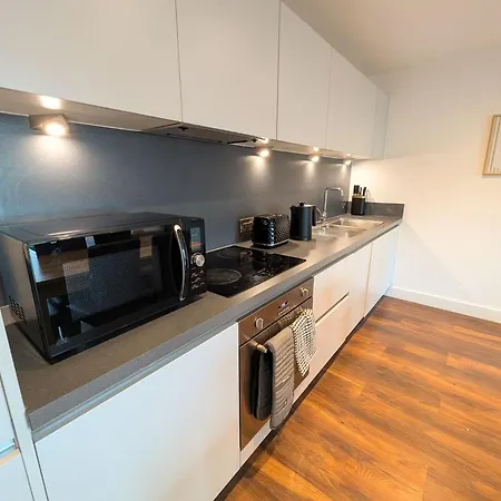 The Urban Nest - King Bed, Walk To C-centre *