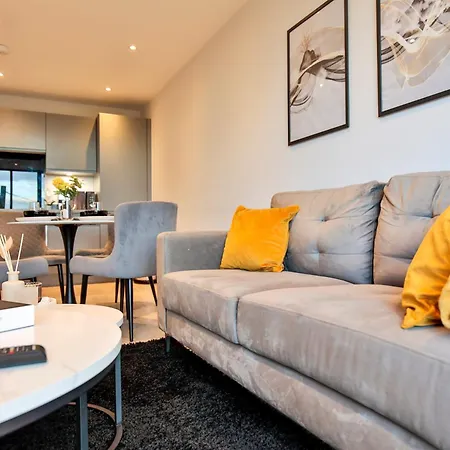 Modern 2 Bed, 2 Bath With Ensuite By Avalora Short Lets & Serviced Salford, Near Tram Manchester, Train Station, Parking *