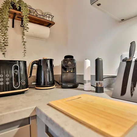 Daire Modern 2 Bed, 2 Bath With Ensuite By Avalora Short Lets & Serviced Salford, Near Tram Manchester, Train Station, Parking *