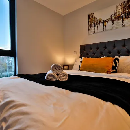 Modern 2 Bed, 2 Bath With Ensuite By Avalora Short Lets & Serviced Salford, Near Tram Manchester, Train Station, Parking *
