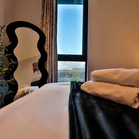 Апартаменты Modern 2 Bed, 2 Bath With Ensuite By Avalora Short Lets & Serviced Salford, Near Tram Manchester, Train Station, Parking Манчестер