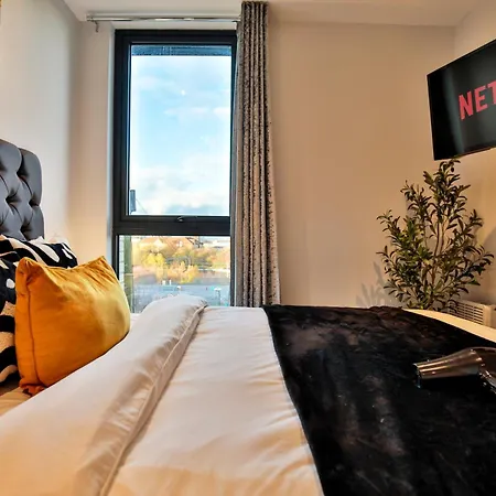 Modern 2 Bed, 2 Bath With Ensuite By Avalora Short Lets & Serviced Salford, Near Tram Manchester, Train Station, Parking
