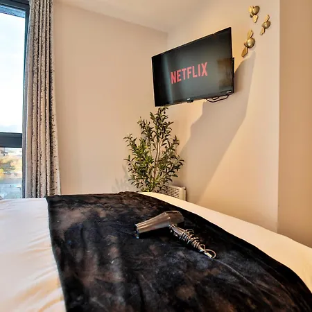 Modern 2 Bed, 2 Bath With Ensuite By Avalora Short Lets & Serviced Salford, Near Tram Manchester, Train Station, Parking * Manchester