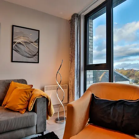 Modern 2 Bed, 2 Bath With Ensuite By Avalora Short Lets & Serviced Salford, Near Tram Manchester, Train Station, Parking *