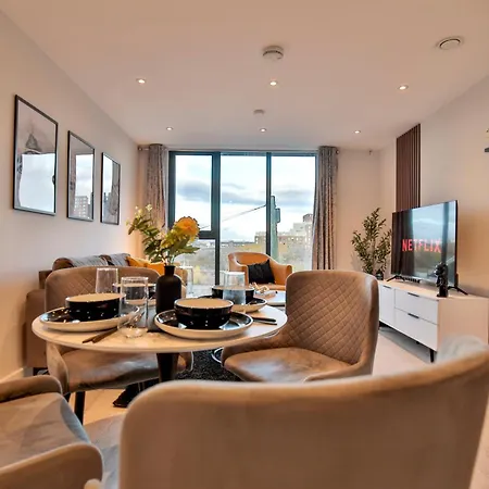 Apartmán Modern 2 Bed, 2 Bath With Ensuite By Avalora Short Lets & Serviced Salford, Near Tram Manchester, Train Station, Parking Manchester