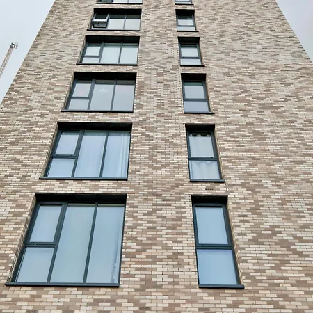 Modern 2 Bed, 2 Bath With Ensuite By Avalora Short Lets & Serviced Salford, Near Tram Manchester, Train Station, Parking Appartement Manchester