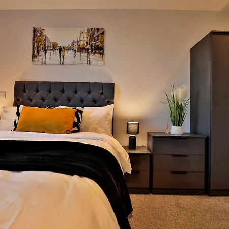 Modern 2 Bed, 2 Bath With Ensuite By Avalora Short Lets & Serviced Salford, Near Tram Manchester, Train Station, Parking *