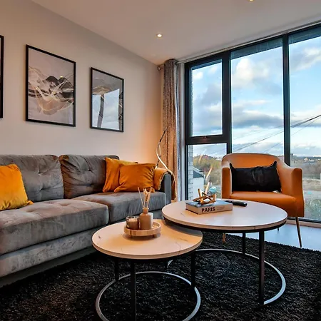 Modern 2 Bed, 2 Bath With Ensuite By Avalora Short Lets & Serviced Salford, Near Tram Manchester, Train Station, Parking * Manchester