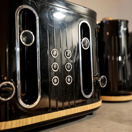 Modern 2 Bed, 2 Bath With Ensuite By Avalora Short Lets & Serviced Salford, Near Tram Manchester, Train Station, Parking *