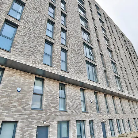 Modern 2 Bed, 2 Bath With Ensuite By Avalora Short Lets & Serviced Salford, Near Tram Manchester, Train Station, Parking *