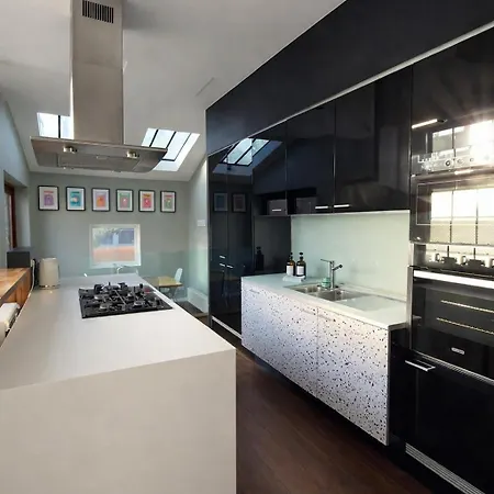 Manchesters Ultimate House - Hot Tub - Sleeps 23! Манчестер