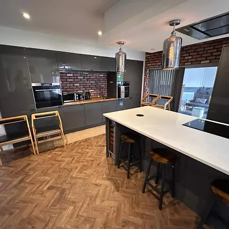 5-bed Jacuzzi Free Parking!