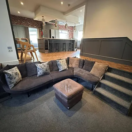 5-bed Jacuzzi Free Parking! * Manchester