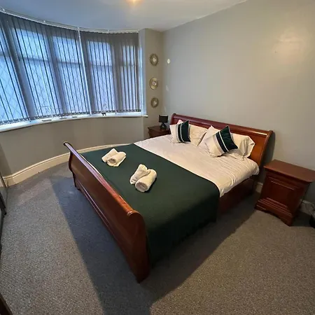 5-bed Jacuzzi Free Parking!