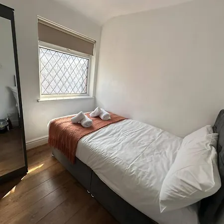 Holiday home 5br Jacuzzi, Garden & Parking