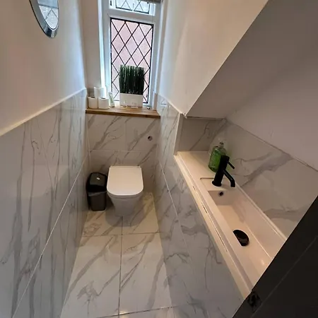 5-bed Jacuzzi Free Parking!