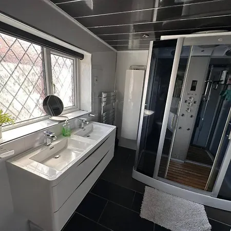 Ferienhaus 5-bed Jacuzzi Free Parking!