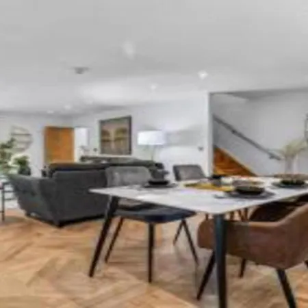 Super King Penthouse Minutes From Arndale Centre - Pass The Keys 4*