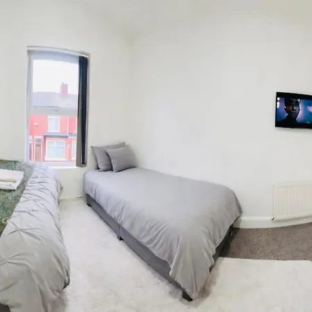 Alojamento de Acomodação e Pequeno-almoço Cosy - Fresh New Master Bedroom Sleeps 3 Guests - 3 Adults