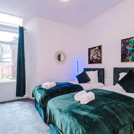 Nyaraló Large 4 Bed House Sleeps 8 By Host A Manchester