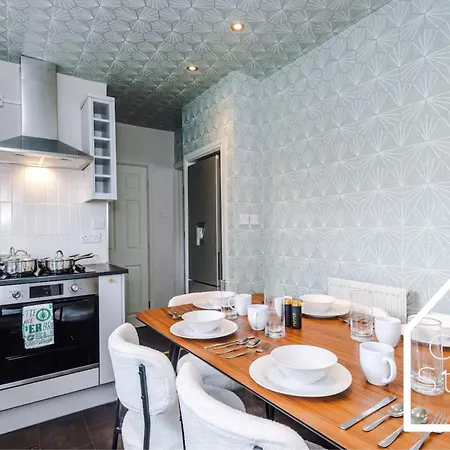 Spacious 3 Bed With Pac-man, Darts And 2 Parking Spaces