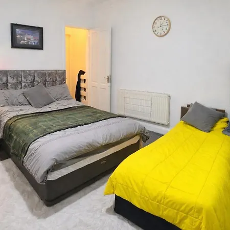 Cosy - Fresh New Master Bedroom Sleeps 3 Guests - 3 Adults Manchester