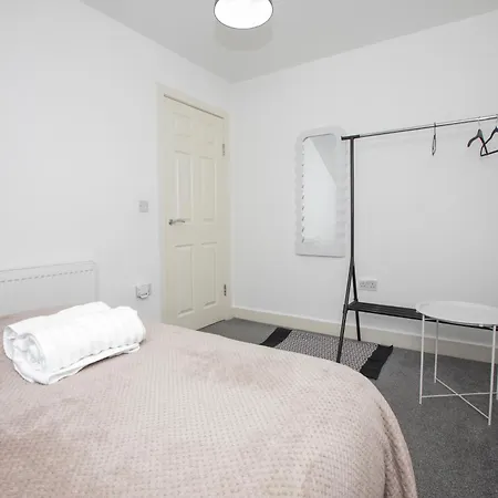 Spacious 4br In With Parking & Wi-fi *