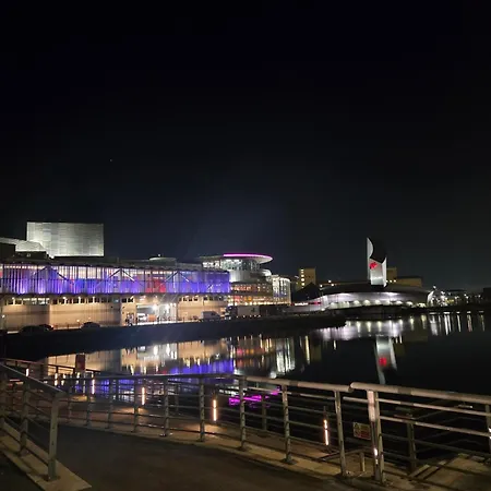 Charming Tudor White House Free Wifi Holiday home *