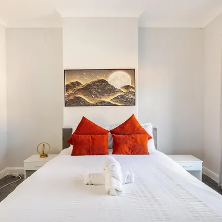 2 Bedroom House With Free Parking * مانشستر