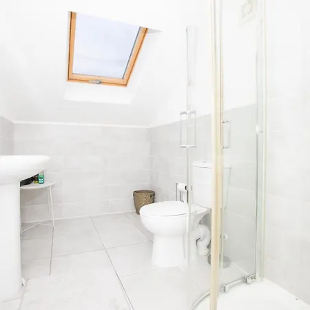 Holiday home Spacious 4br In With Parking & Wi-fi