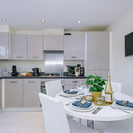 Spacious 3-bed With Free Parking And Near Centre Prázdninový dům Manchester