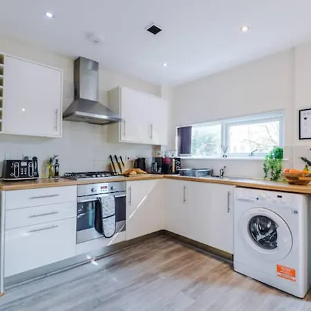 Dom wakacyjny Modern House - Sleeps 6 - Free Parking - Near Etihad Stadium - Coop Live