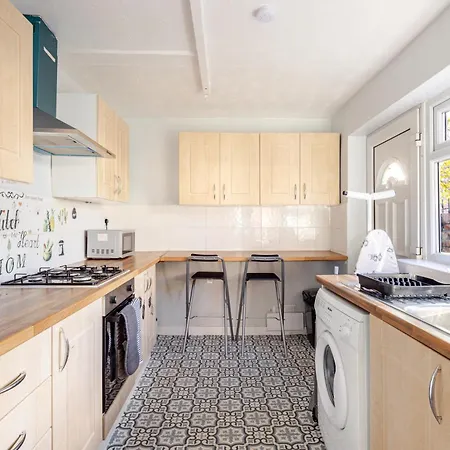 2br In Gorton, Free Parking & Wi-fi Semesterbostad *