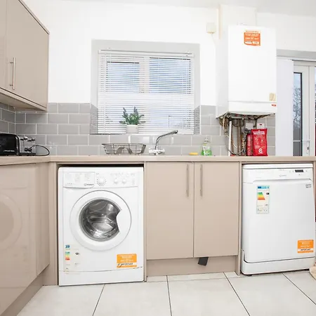 Spacious 4br In With Parking & Wi-fi * Manchester