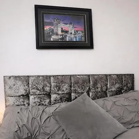 Manchester City Cosy Stay - Fresh New Master Bedroom Sleeps 3 Guests - 3 Adults 3*