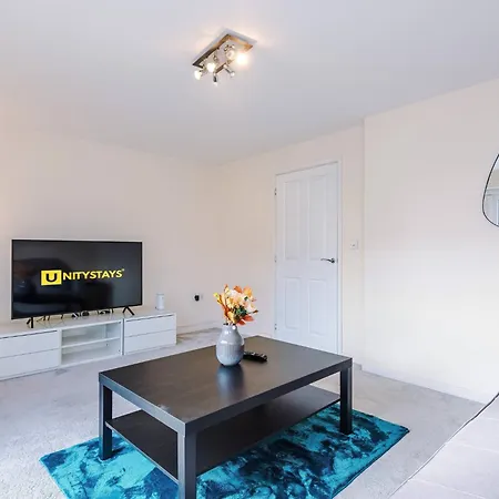 Spacious 3-bed With Free Parking And Near Centre Prázdninový dům *