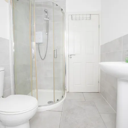 Ferienhaus Spacious 4br In With Parking & Wi-fi