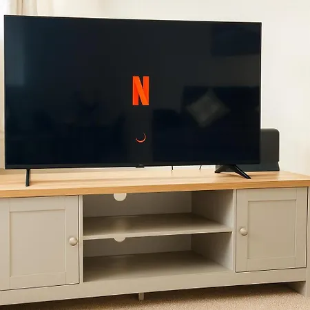 Nyaraló Hub - 2br With Free Parking, Near Airport & Attractions *