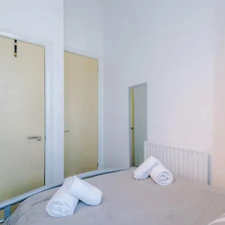 Modern House - Sleeps 6 - Free Parking - Near Etihad Stadium - Coop Live Дом отдыха *