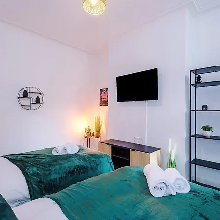 Large 4 Bed House Sleeps 8 By Host A *