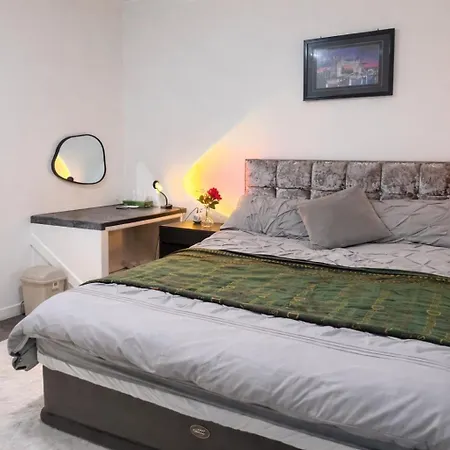 Manchester City Cosy Stay - Fresh New Master Bedroom Sleeps 3 Guests - 3 Adults 3*