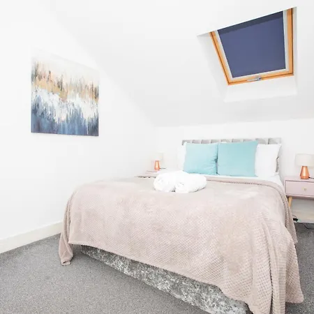 Ferienhaus Spacious 4br In With Parking & Wi-fi *