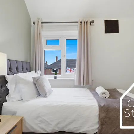 Spacious 3 Bed With Pac-man, Darts And 2 Parking Spaces