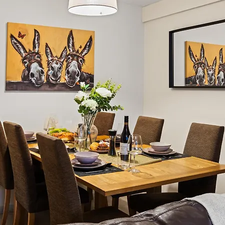Forest View- Oasis Mural -didsbury Zen Sleeps 10 *
