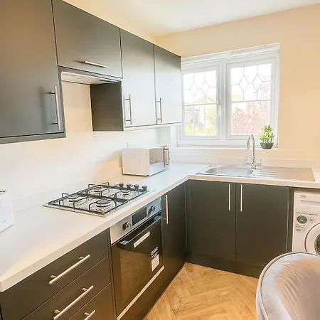 بيت للعطل Hub - 2br With Free Parking, Near Airport & Attractions