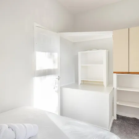 2 Bedroom House With Free Parking بيت للعطل