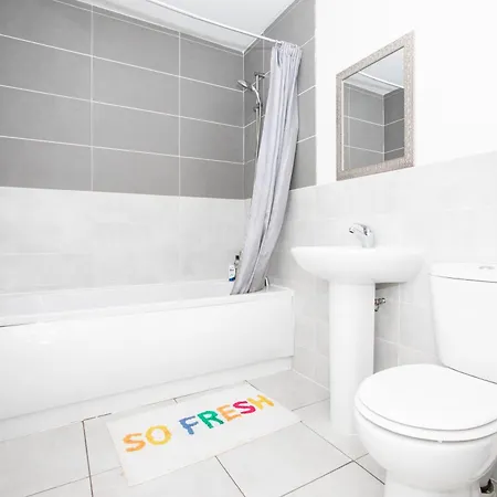 Ferienhaus Spacious 4br In With Parking & Wi-fi *