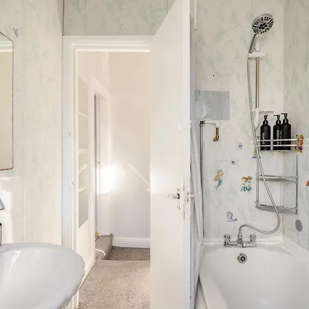 2 Bedroom House With Free Parking بيت للعطل *