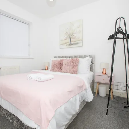 Spacious 4br In With Parking & Wi-fi Vakantiehuis *